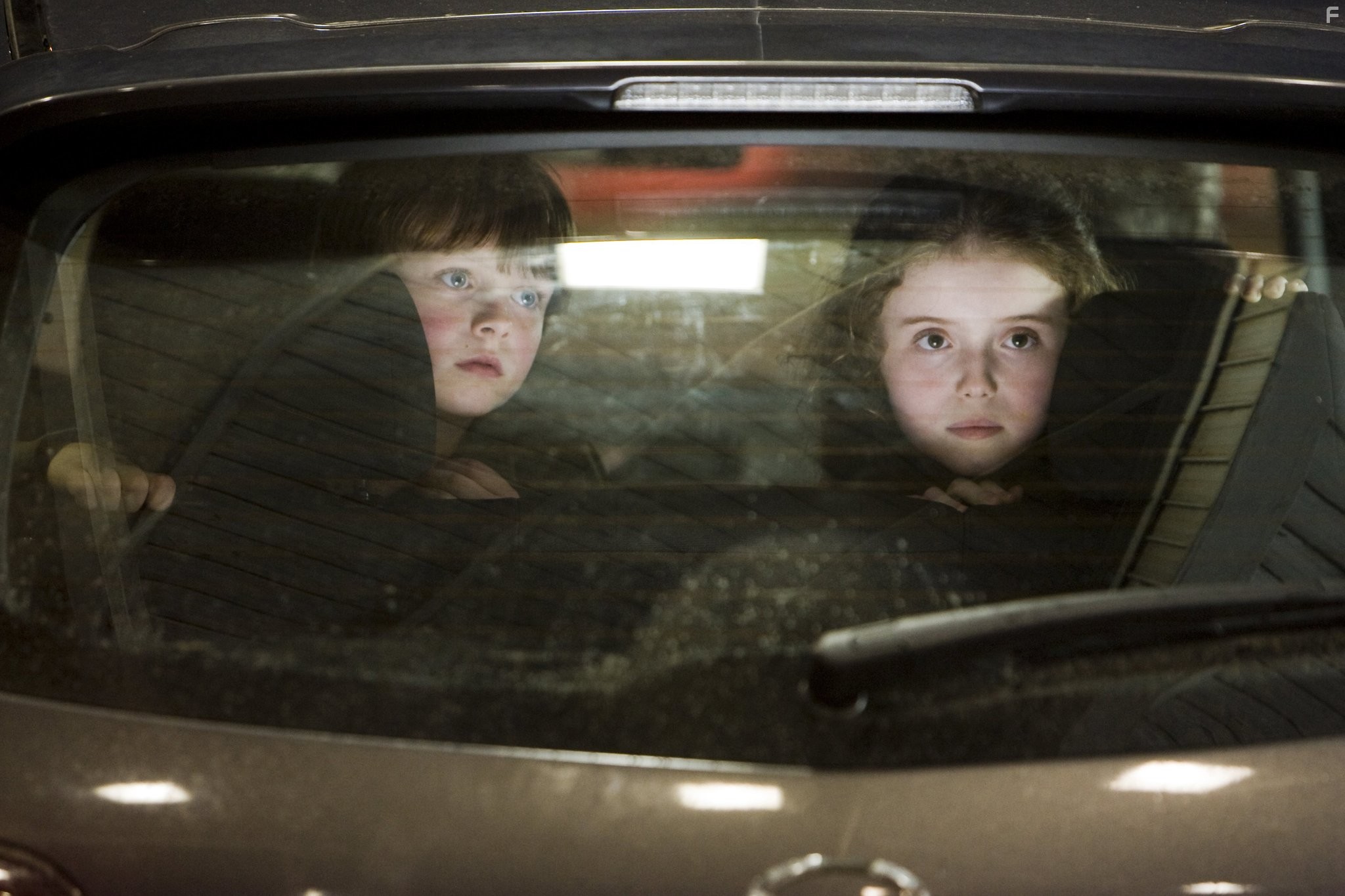 Chandler Canterbury and Lara Robinson in Знамение (2009)