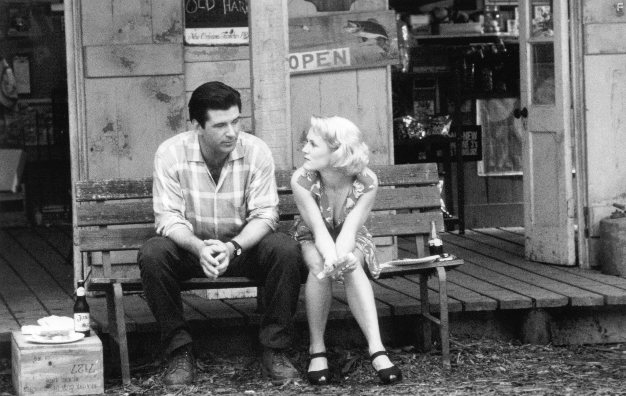 Alec Baldwin and Mary Stuart Masterson in Пленники небес (1996)