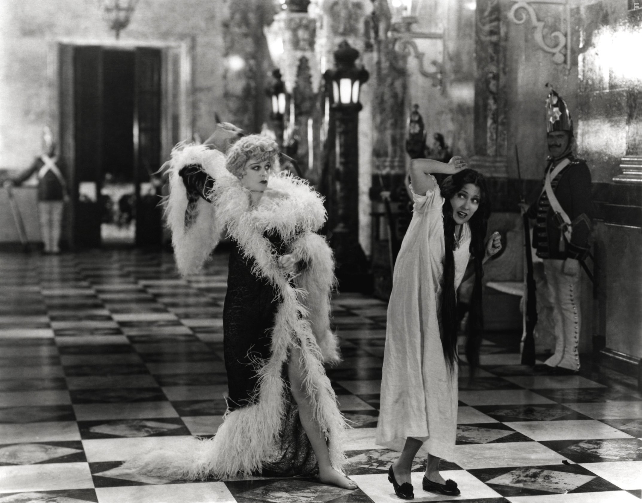 Seena Owen and Gloria Swanson in Королева Келли (1929)