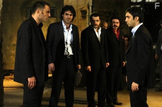Necati Sasmaz, G?rkan Uygun, Kerem Firtina, Erhan Ufak, and Kenan ?oban in Долина волков: Западня (2007)