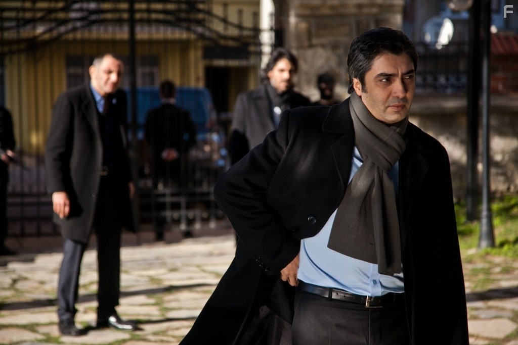 Necati Sasmaz, G?rkan Uygun, and Kenan ?oban in Долина волков: Западня (2007)