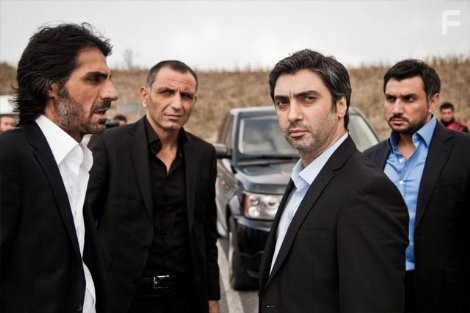 Necati Sasmaz, G?rkan Uygun, Kenan ?oban, and Cahit Kayaoglu in Долина волков: Западня (2007)