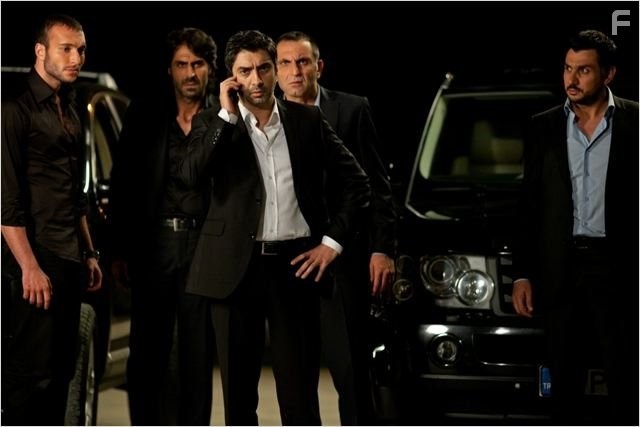 Necati Sasmaz, G?rkan Uygun, Kenan ?oban, Gorkem Sevindik, and Cahit Kayaoglu in Долина волков: Западня (2007)