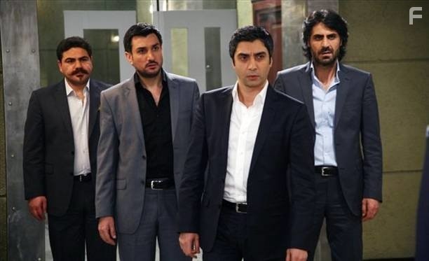 Necati Sasmaz, Erhan Ufak, Kenan ?oban, and Cahit Kayaoglu in Долина волков: Западня (2007)