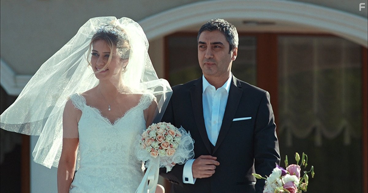 Necati Sasmaz and ?igdem Batur in Долина волков: Западня (2007)