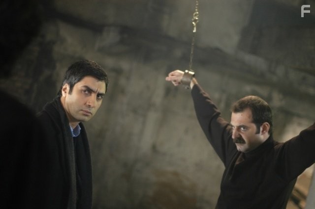 Necati Sasmaz and Osman Albayrak in Долина волков: Западня (2007)