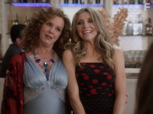 Elizabeth Perkins and Sarah Chalke in Как прожить с родителями всю оставшуюся жизнь (2013)