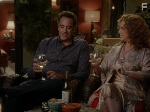 Elizabeth Perkins and Brad Garrett in Как прожить с родителями всю оставшуюся жизнь (2013)