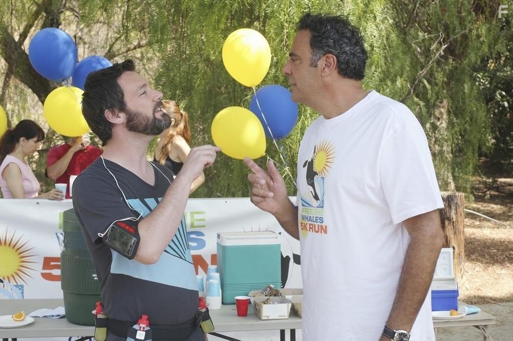 Brad Garrett and Jon Dore in Как прожить с родителями всю оставшуюся жизнь (2013)