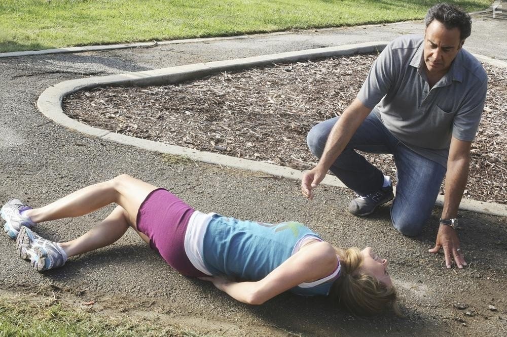 Brad Garrett and Sarah Chalke in Как прожить с родителями всю оставшуюся жизнь (2013)