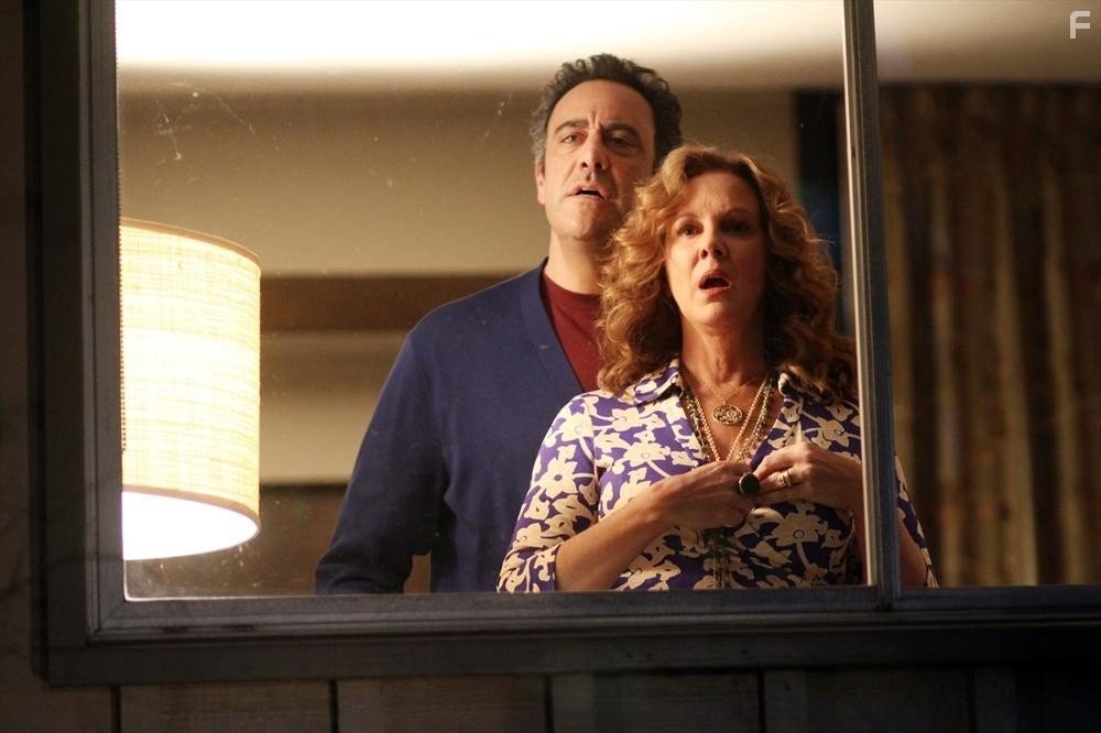 Elizabeth Perkins and Brad Garrett in Как прожить с родителями всю оставшуюся жизнь (2013)