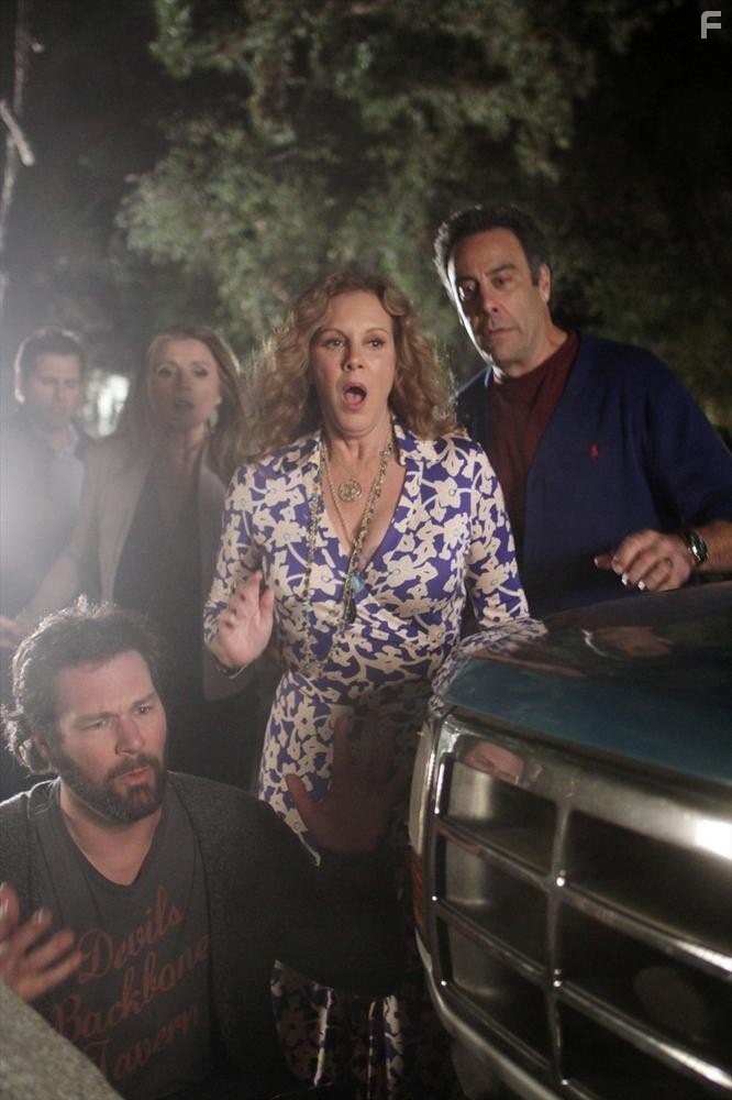 Elizabeth Perkins, Brad Garrett, Sarah Chalke, Jon Dore, and Rick Federman in Как прожить с родителями всю оставшуюся жизнь (2013)