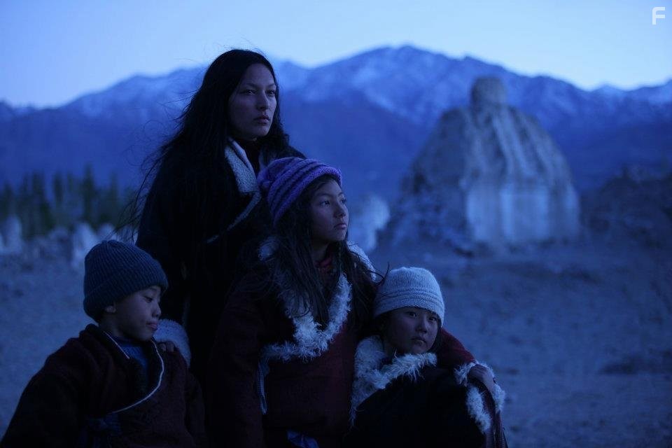 Yangzom Brauen and Tenzin Dolkar Lama in Wie zwischen Himmel und Erde (2012)