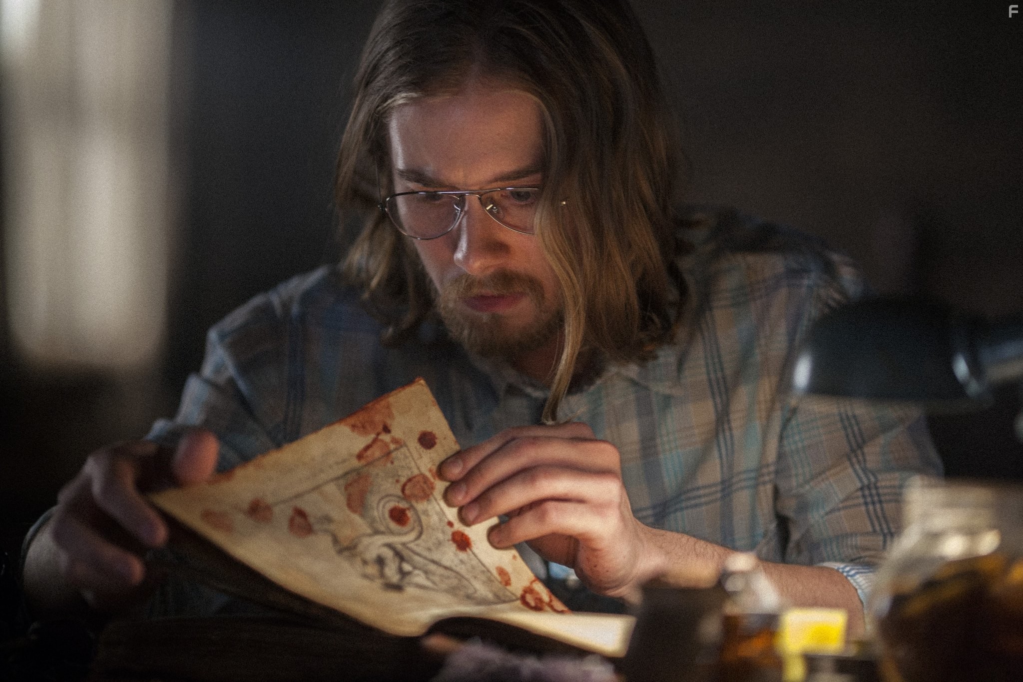 Lou Taylor Pucci in Зловещие мертвецы: Черная книга (2013)