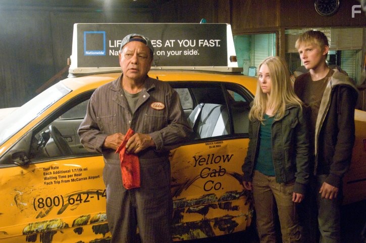 Cheech Marin, AnnaSophia Robb, and Alexander Ludwig in Ведьмина гора (2009)
