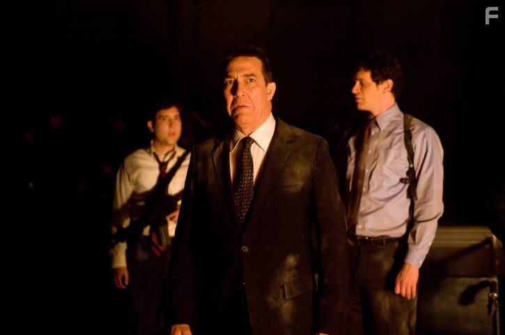 Ciar?n Hinds, Chris Marquette, and Tom Everett Scott in Ведьмина гора (2009)