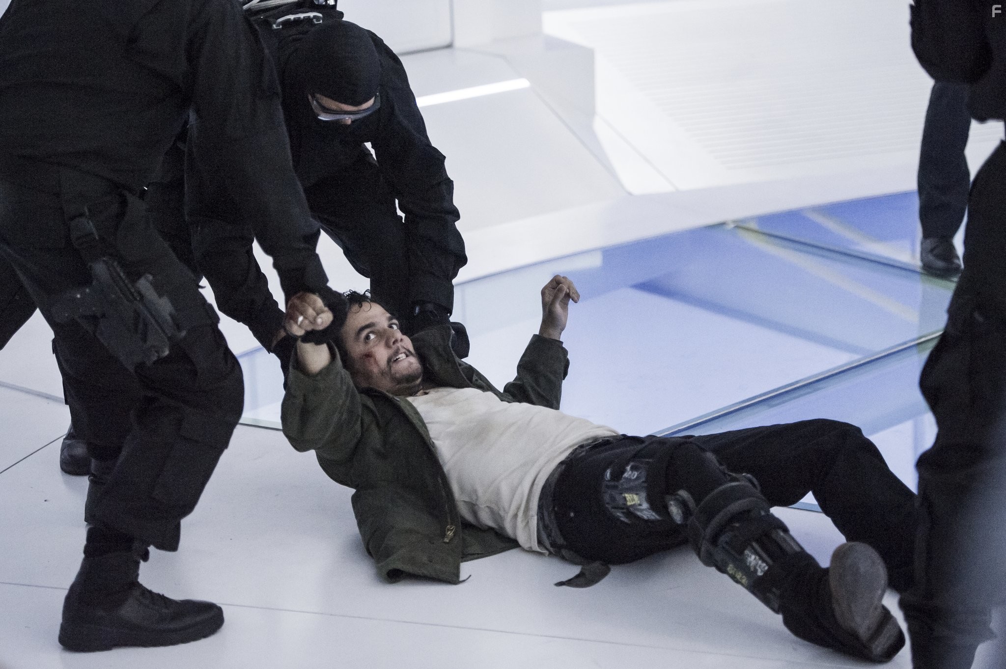 Wagner Moura in Элизиум: Рай не на Земле (2013)