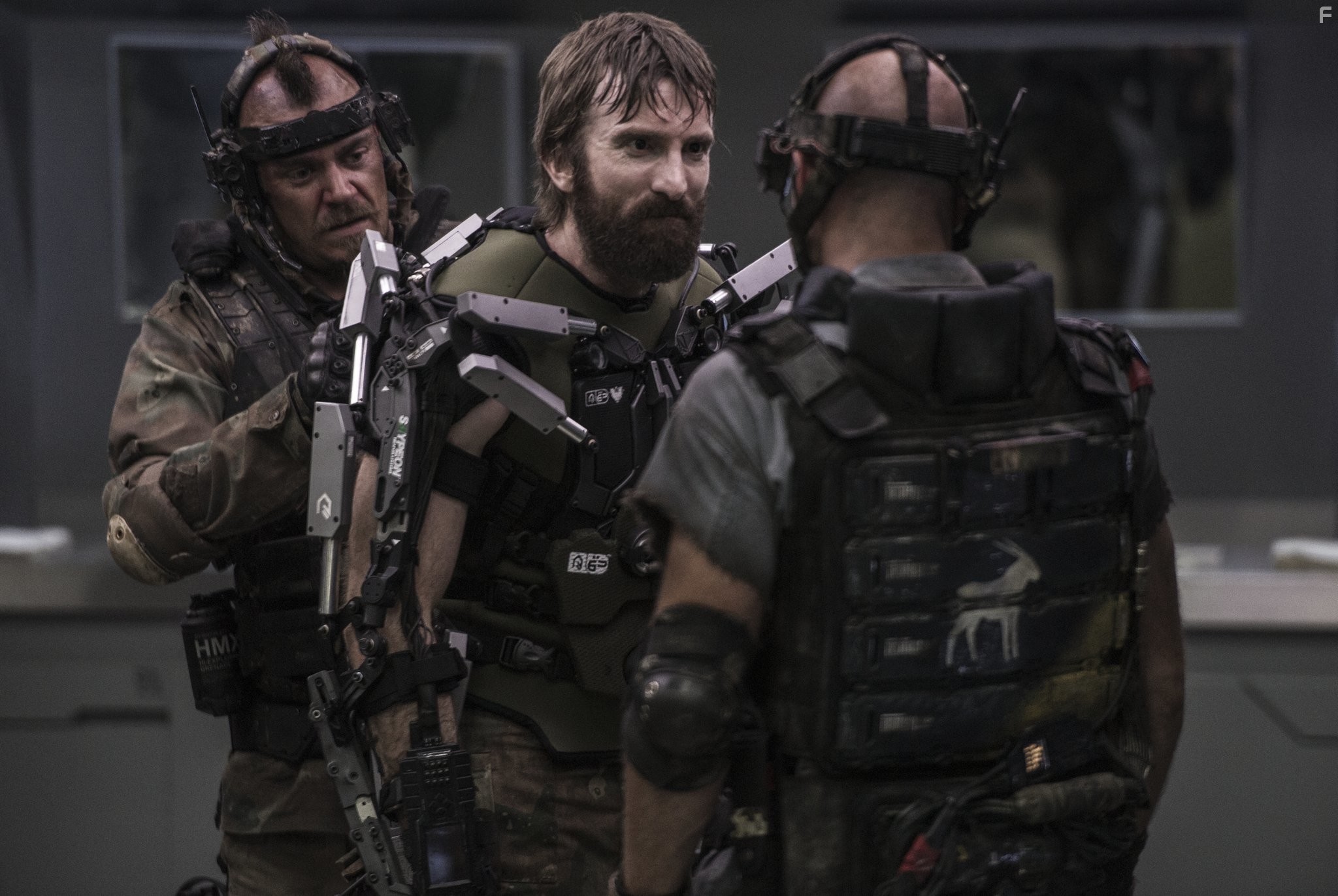 Josh Blacker, Brandon Auret, and Sharlto Copley in Элизиум: Рай не на Земле (2013)