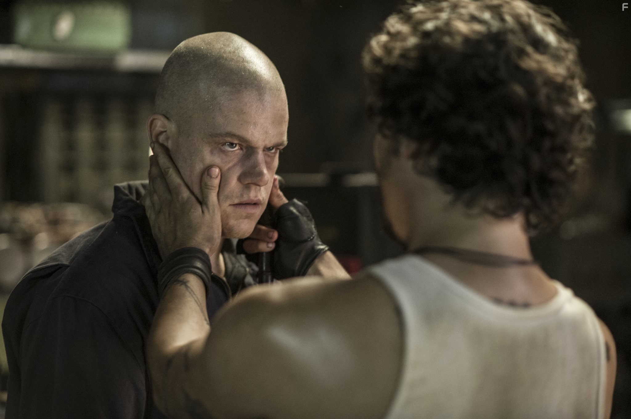 Matt Damon and Wagner Moura in Элизиум: Рай не на Земле (2013)