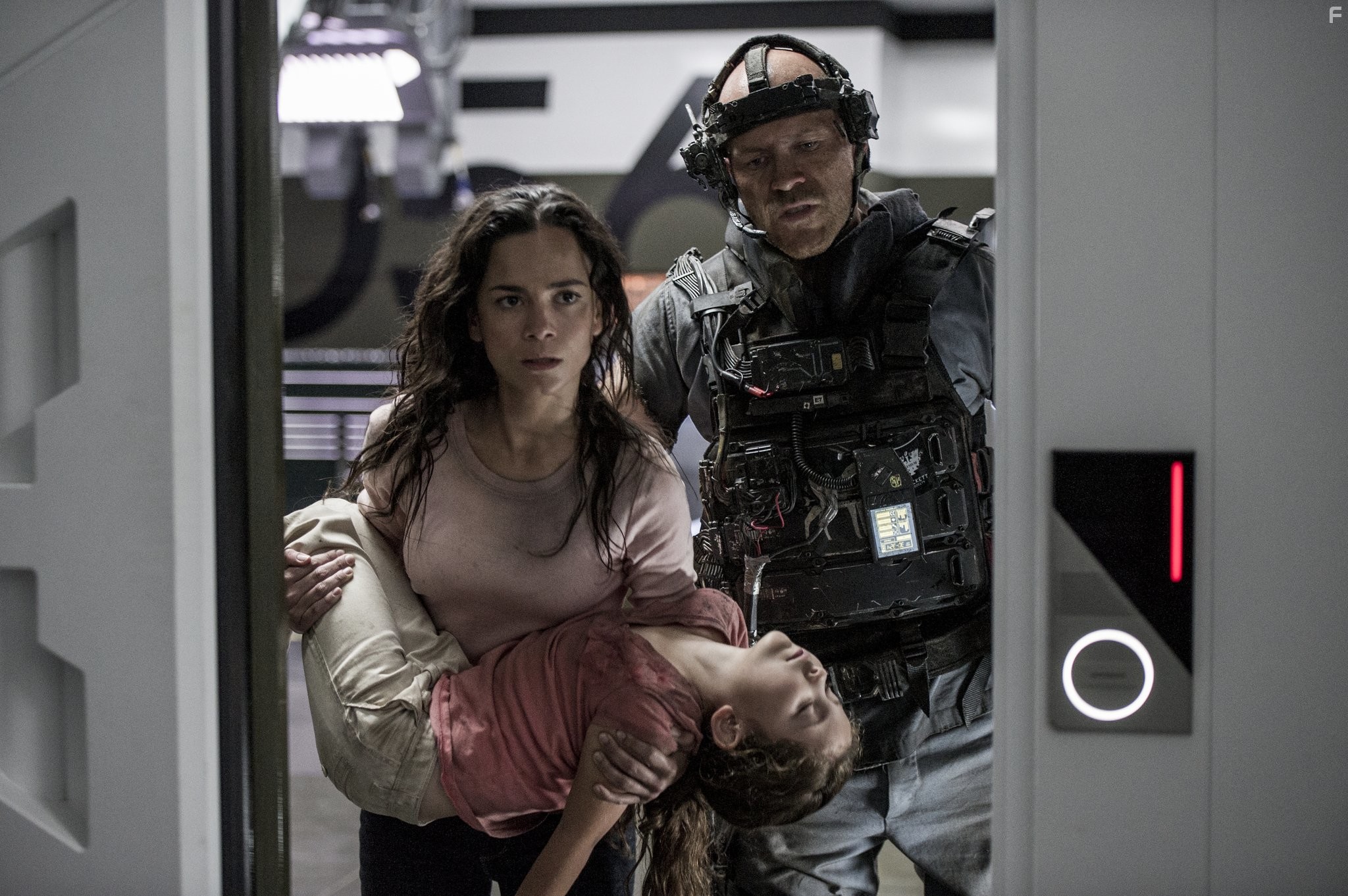 Josh Blacker, Alice Braga, and Emma Tremblay in Элизиум: Рай не на Земле (2013)