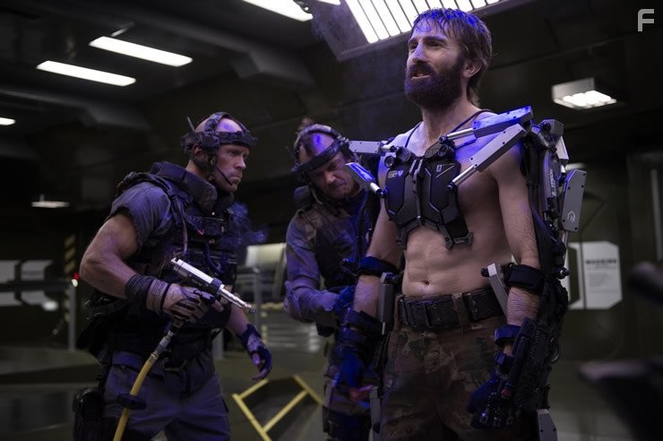 Josh Blacker, Brandon Auret, and Sharlto Copley in Элизиум: Рай не на Земле (2013)