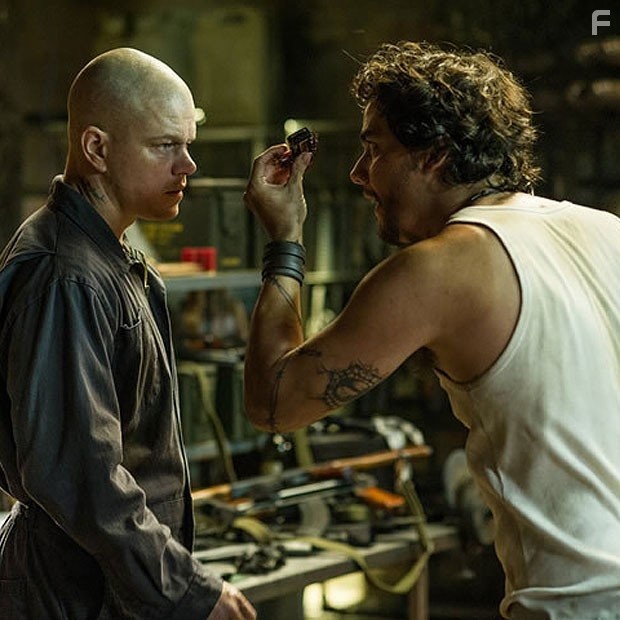 Matt Damon and Wagner Moura in Элизиум: Рай не на Земле (2013)