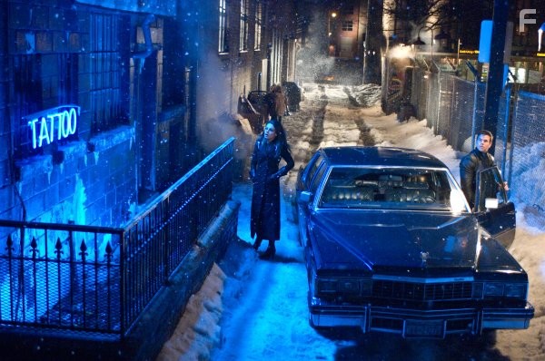 Mark Wahlberg and Mila Kunis in Макс Пэйн (2008)