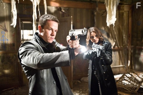 Mark Wahlberg and Mila Kunis in Макс Пэйн (2008)