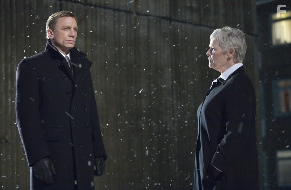 Judi Dench and Daniel Craig in Квант милосердия (2008)
