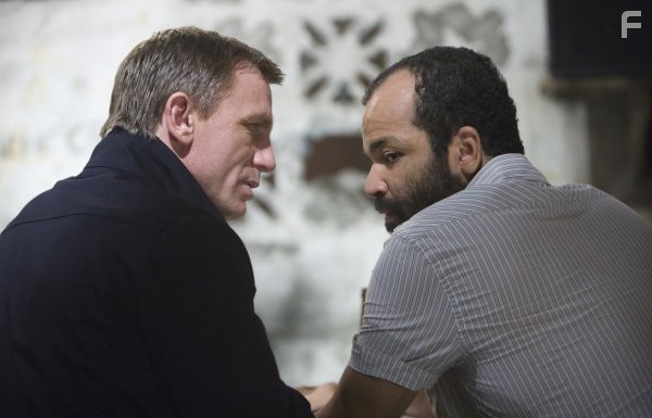 Daniel Craig and Jeffrey Wright in Квант милосердия (2008)