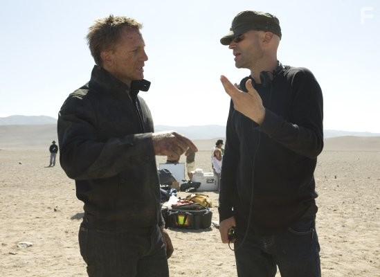 Daniel Craig and Marc Forster in Квант милосердия (2008)