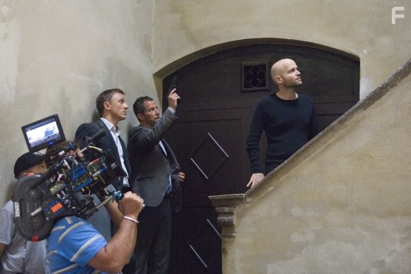 Daniel Craig, Marc Forster, and Glenn Foster in Квант милосердия (2008)