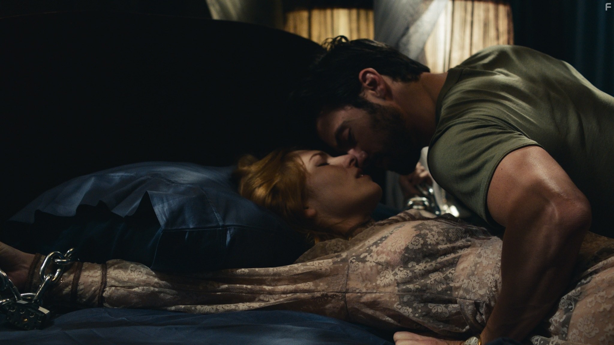 Milo Ventimiglia and Jos?phine de La Baume in Поцелуй проклятой (2012)