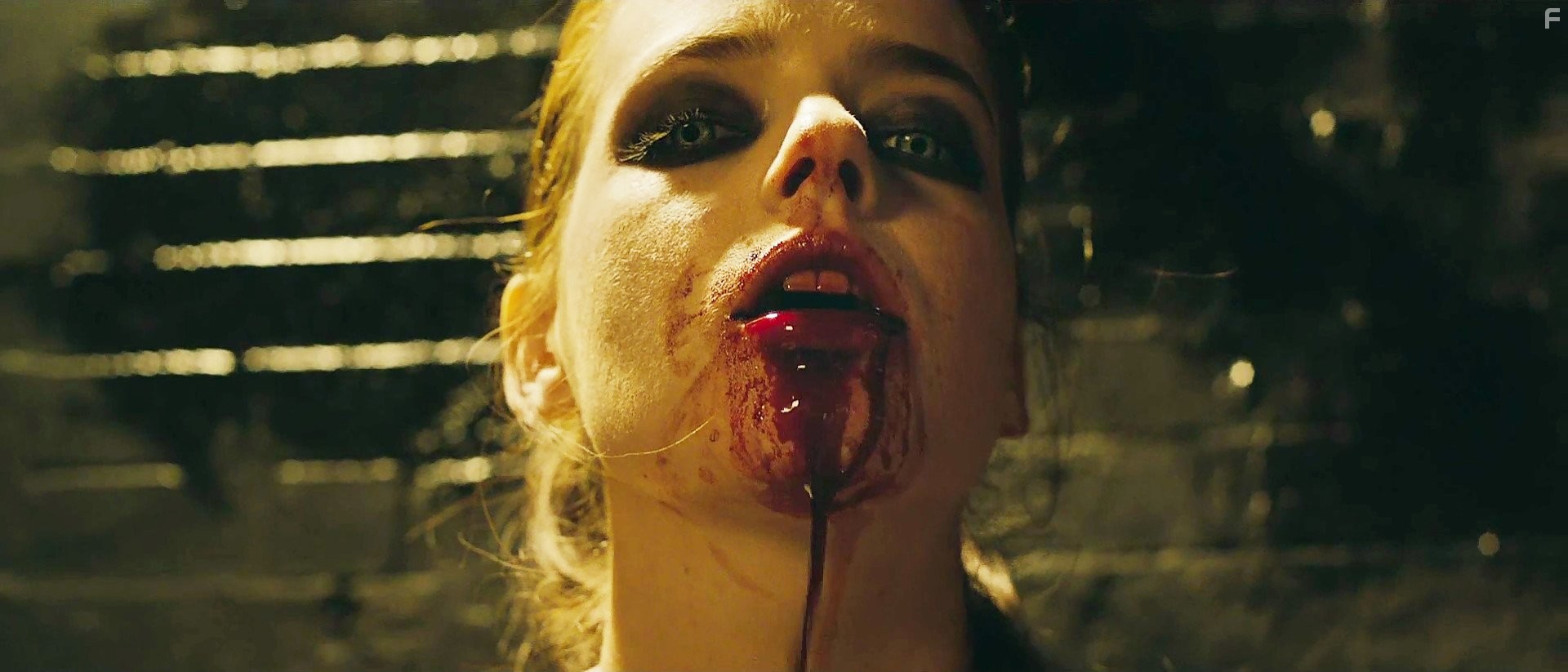 Roxane Mesquida in Поцелуй проклятой (2012)