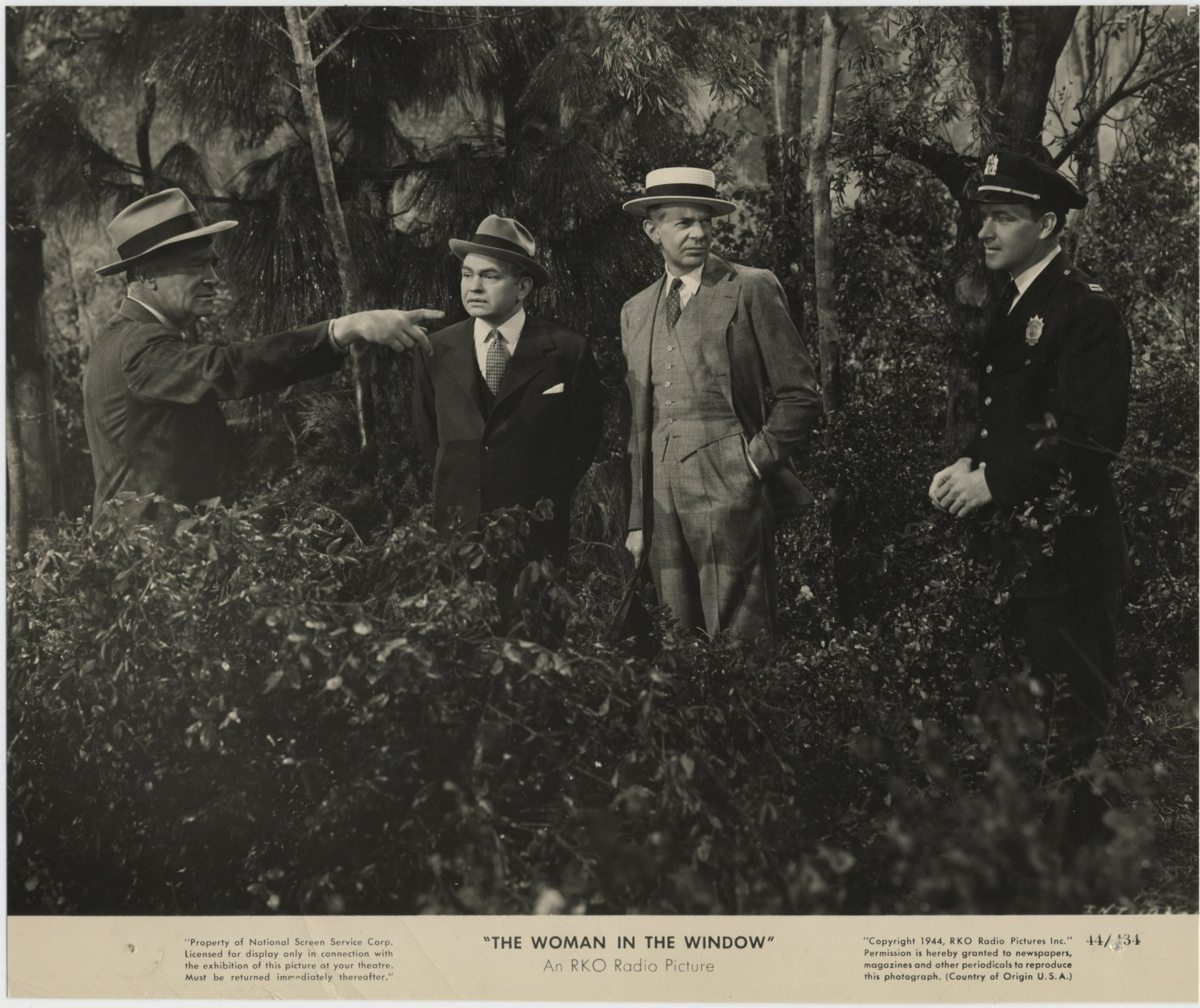 Edward G. Robinson and Raymond Massey in Женщина в окне (1944)