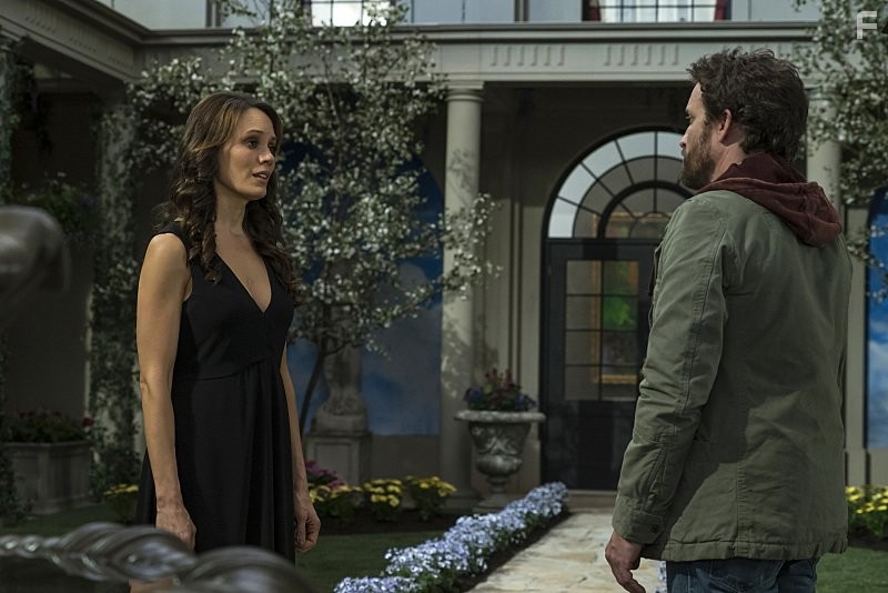 Rob Benedict and Emily Swallow in Сверхъестественное (2005)