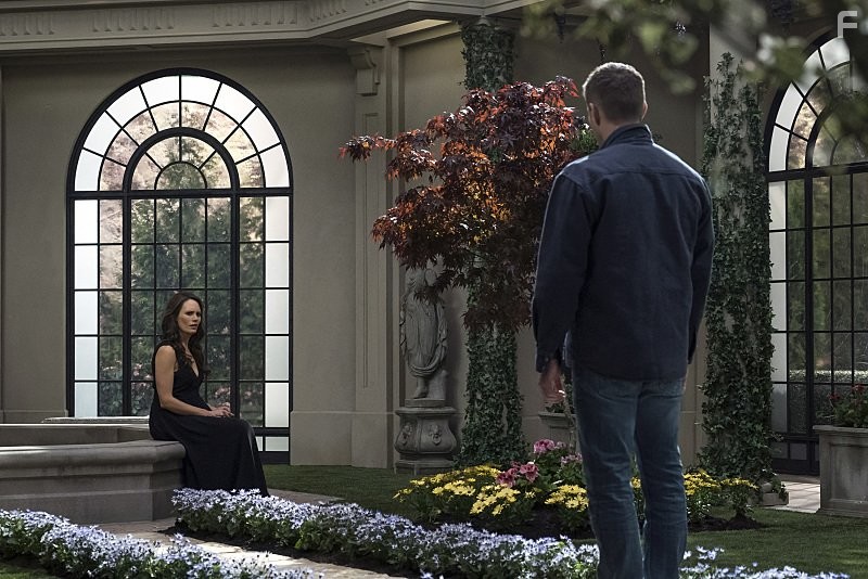 Jensen Ackles and Emily Swallow in Сверхъестественное (2005)