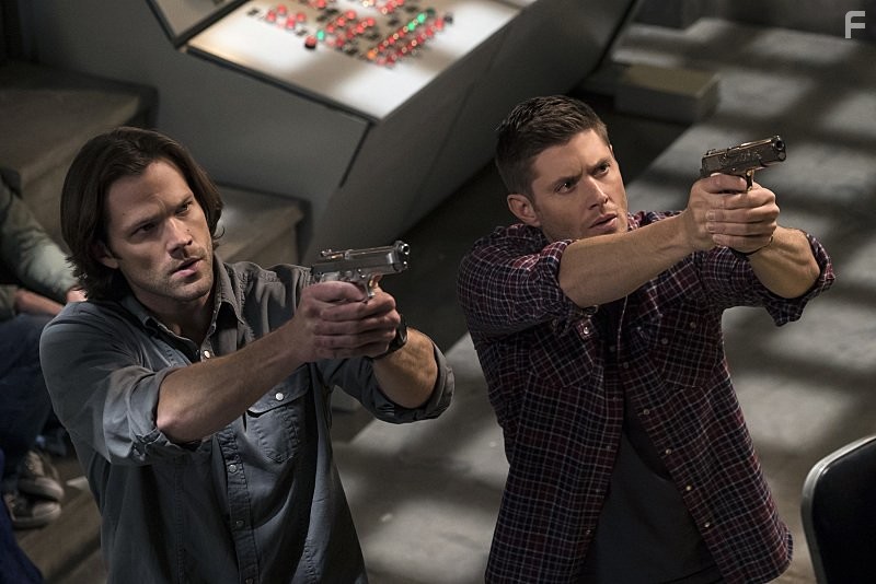 Jensen Ackles and Jared Padalecki in Сверхъестественное (2005)