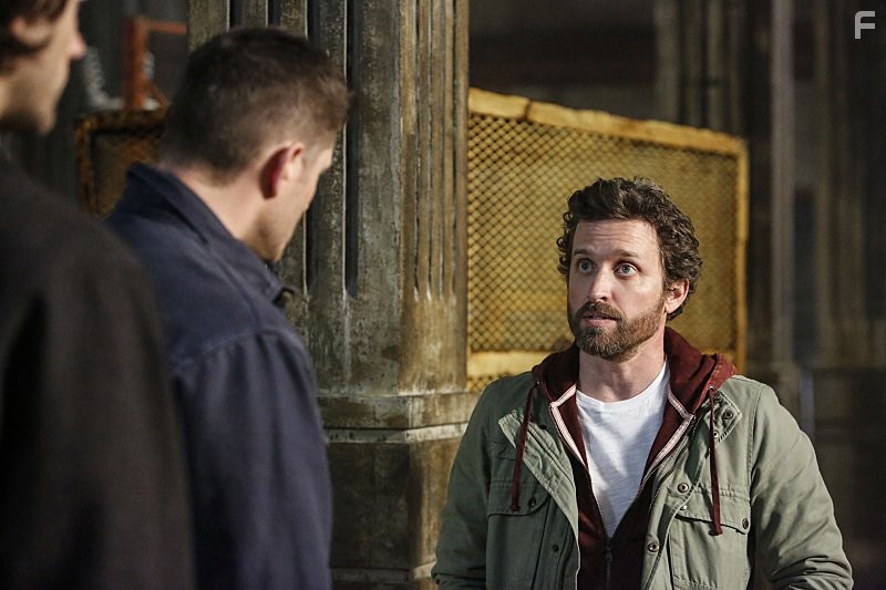 Jensen Ackles and Rob Benedict in Сверхъестественное (2005)