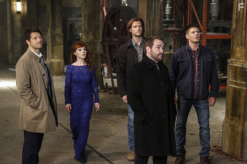 Jensen Ackles, Misha Collins, Jared Padalecki, Mark Sheppard, and Ruth Connell in Сверхъестественное (2005)