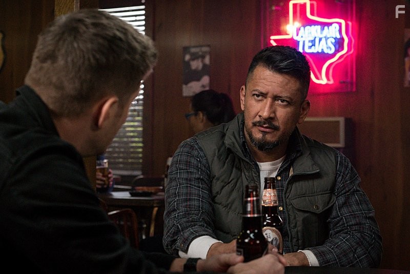 Jensen Ackles and Hugo Ateo in Сверхъестественное (2005)