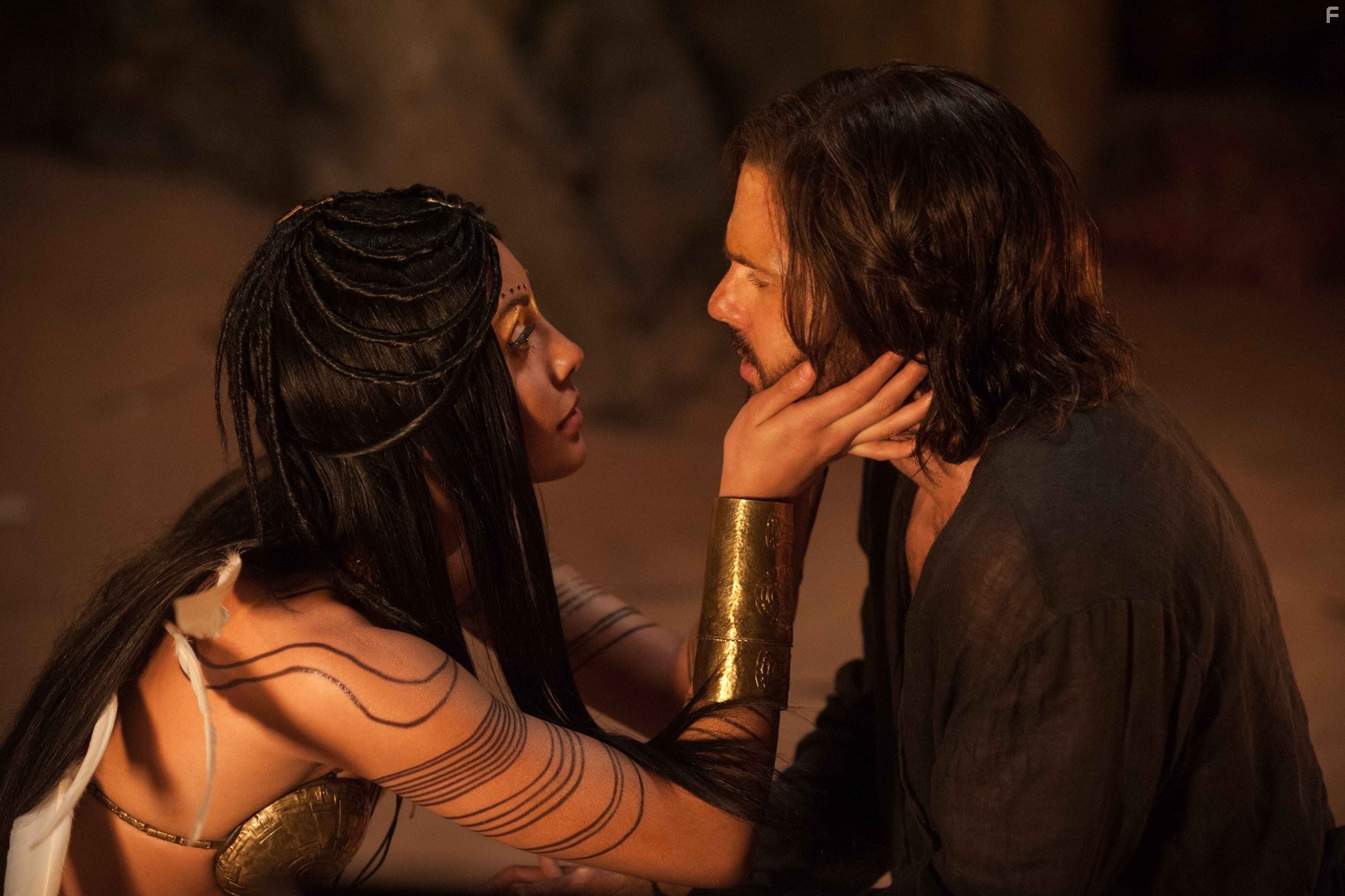 Tom Riley and Carolina Guerra in Демоны Да Винчи (2013)