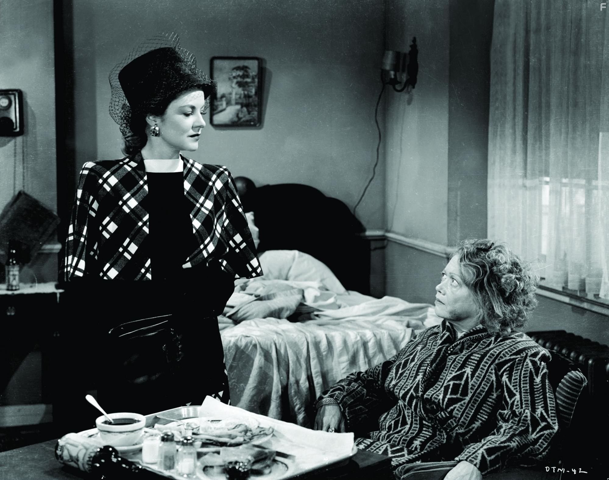 Esther Howard and Claire Trevor in Рожденный убивать (1947)
