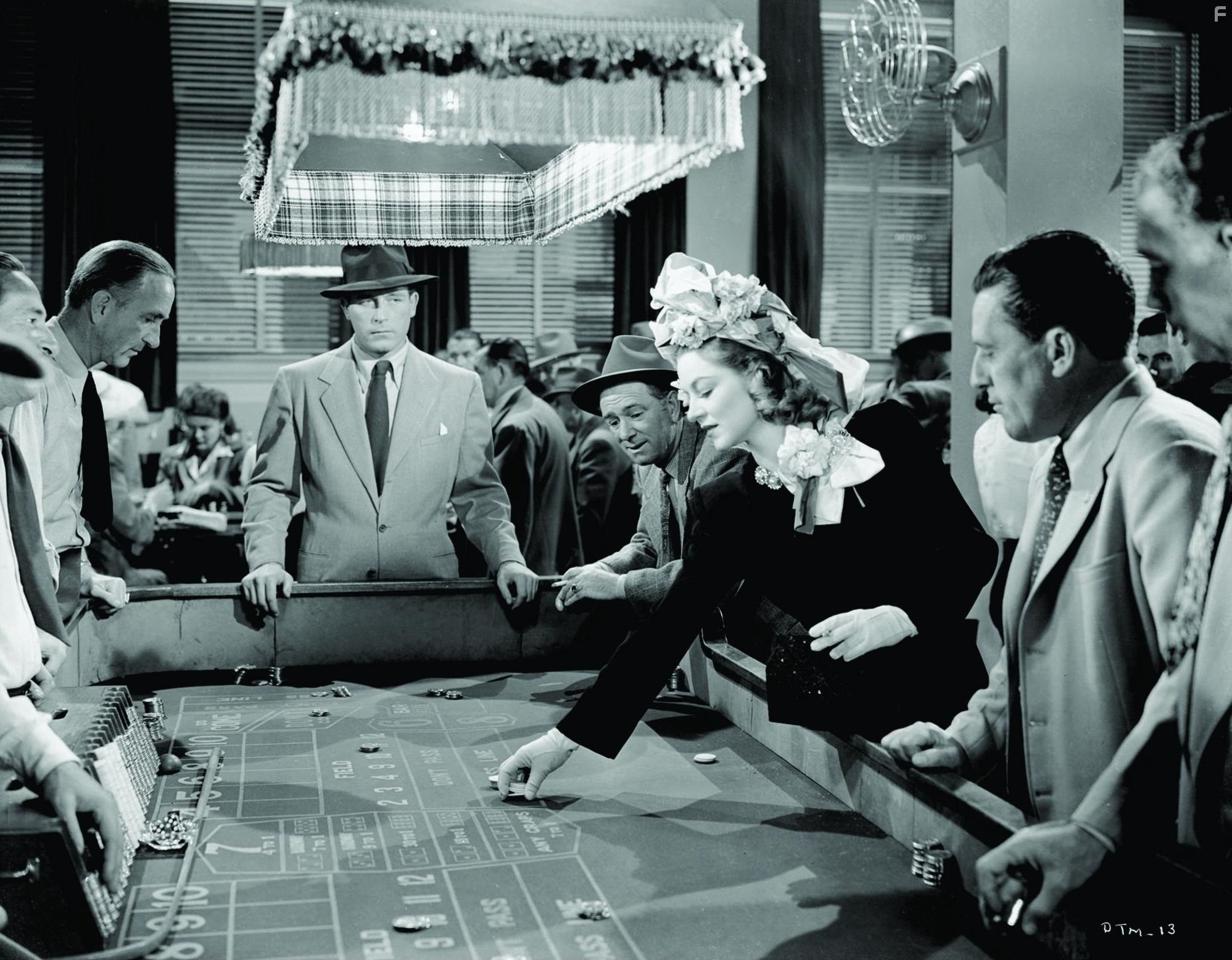 Lawrence Tierney and Claire Trevor in Рожденный убивать (1947)