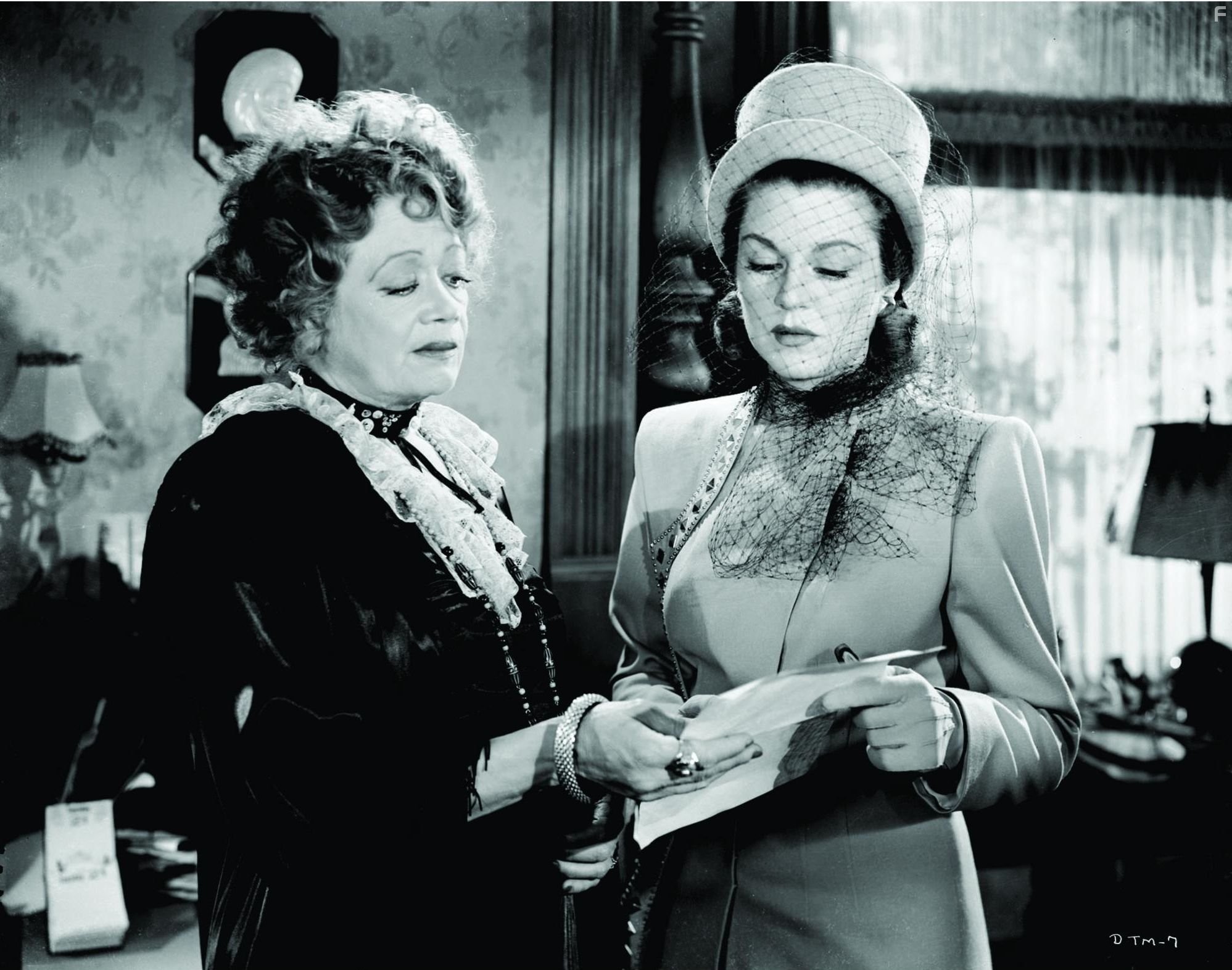 Esther Howard and Claire Trevor in Рожденный убивать (1947)
