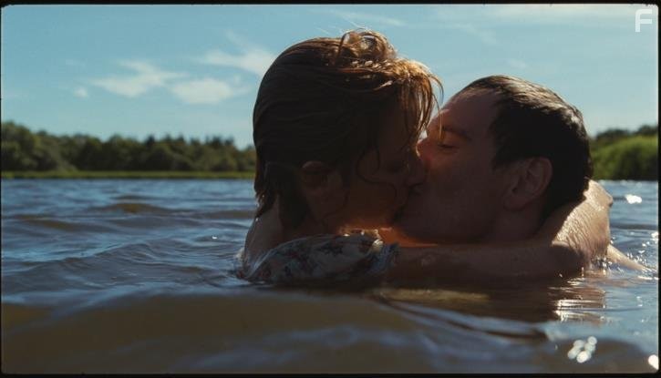 Kelly Reilly and Michael Fassbender in Райское озеро (2008)