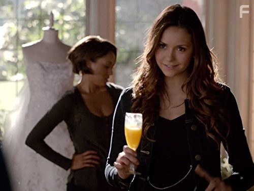 Kat Graham and Nina Dobrev in Дневники вампира (2009)