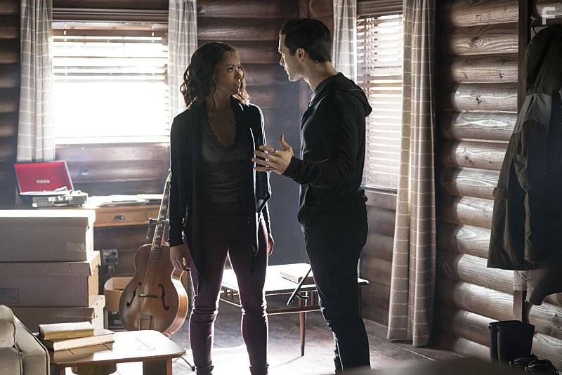 Kat Graham and Michael Malarkey in Дневники вампира (2009)