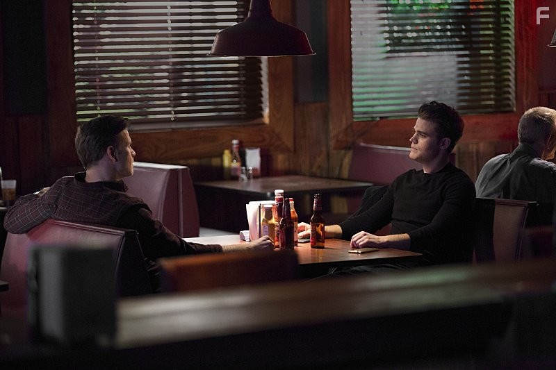 Matthew Davis and Paul Wesley in Дневники вампира (2009)