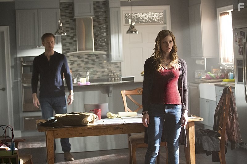 Matthew Davis and Elizabeth Blackmore in Дневники вампира (2009)